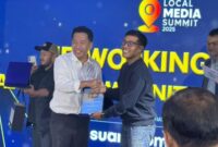 Pemred Suara menyerahkan penghargaan kepada CEO Batamnews Zuhri Muhammad. Foto: Istimewa 