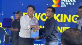 Pemred Suara menyerahkan penghargaan kepada CEO Batamnews Zuhri Muhammad. Foto: Istimewa 