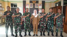 Bupati Natuna Cen Sui Lan berpose bersama Komandan Lanud Raden Sadjad (RSA) Natuna, Marsekal Pertama TNI Onesmus Gede Rai Aryadi, S.E., M.M., M.Han., dan jajaran perwira Lanud RSA usai melaksanakan kunjungan kehormatan (Courtesy Call) di ruang kerja Bupati Natuna, Selasa (14/10/2025). Pertemuan ini menjadi simbol sinergi antara Pemerintah Kabupaten Natuna dan TNI AU dalam memperkuat kolaborasi pembangunan dan menjaga stabilitas keamanan di wilayah perbatasan. Foto: Istimewa 