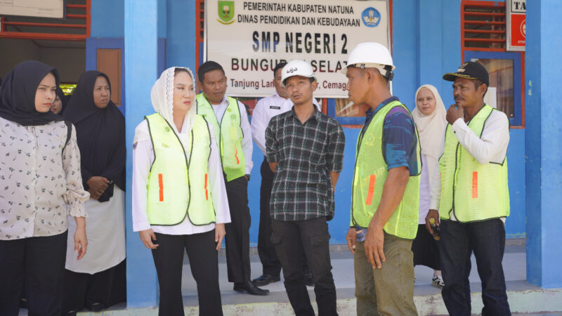 Bupati Natuna, Cen Sui Lan (tengah) meninjau proses revitalisasi gedung SMP Negeri 2 Bunguran Selatan didampingi jajaran Dinas Pendidikan dan pihak pelaksana proyek. Peninjauan ini dilakukan untuk memastikan pembangunan berjalan sesuai rencana dan standar kualitas. Foto: INIKEPRI.COM