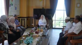 Bupati Natuna, Cen Sui Lan, menerima kunjungan silaturahmi General Manager PT Telkom Witel Riau, Susila Shane Sihombing, bersama jajaran di ruang kerja Bupati Natuna, Rabu (15/10/2025). Pertemuan ini membahas kerja sama peningkatan layanan jaringan dan dukungan Telkom terhadap program transformasi digital di Kabupaten Natuna. Foto: INIKEPRI.COM/NatunaKab
