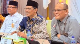 Ketua DPRD Kota Batam Muhammad Kamaluddin (tengah) bersama Wakil Ketua I Aweng Kurniawan (kanan) dan Kasatgas Pencegahan Direktorat Korsup Wilayah I KPK RI, Uding Juharuddin (kiri), saat audiensi Program Pemberantasan Korupsi Terintegrasi Tahun 2025 di Gedung DPRD Kota Batam, Kamis (16/10/2025). Foto: INIKEPRI.COM