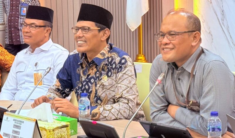 Ketua DPRD Kota Batam Muhammad Kamaluddin (tengah) bersama Wakil Ketua I Aweng Kurniawan (kanan) dan Kasatgas Pencegahan Direktorat Korsup Wilayah I KPK RI, Uding Juharuddin (kiri), saat audiensi Program Pemberantasan Korupsi Terintegrasi Tahun 2025 di Gedung DPRD Kota Batam, Kamis (16/10/2025). Foto: INIKEPRI.COM