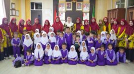 Bupati Natuna Cen Sui Lan berfoto bersama peserta didik dan tenaga pendidik SKB Natuna usai kegiatan Outing Class di Kantor Bupati Natuna. Suasana penuh semangat dan kebersamaan mewarnai kegiatan pembelajaran luar kelas tersebut. Foto: INIKEPRI.COM/NatunaKab
