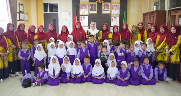 Bupati Natuna Cen Sui Lan berfoto bersama peserta didik dan tenaga pendidik SKB Natuna usai kegiatan Outing Class di Kantor Bupati Natuna. Suasana penuh semangat dan kebersamaan mewarnai kegiatan pembelajaran luar kelas tersebut. Foto: INIKEPRI.COM/NatunaKab
