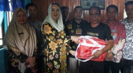 Bupati Natuna, Cen Sui Lan, menyerahkan bantuan darurat kepada korban kebakaran di Desa Pian Tengah, didampingi jajaran pemerintah daerah dan aparat desa. Bantuan ini merupakan bentuk kepedulian dan respon cepat Pemkab Natuna terhadap musibah yang menimpa warganya. Foto: INIKEPRI.COM/NatunaKab