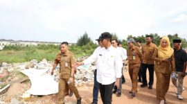Wali Kota Batam sekaligus Kepala BP Batam, Amsakar Achmad meninjau langsung kondisi Tempat Pembuangan Sementara (TPS) Bengkong Sadai, Senin (20/10/2025). Foto: INIKEPRI.COM