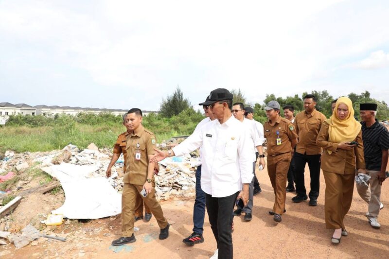 Wali Kota Batam sekaligus Kepala BP Batam, Amsakar Achmad meninjau langsung kondisi Tempat Pembuangan Sementara (TPS) Bengkong Sadai, Senin (20/10/2025). Foto: INIKEPRI.COM
