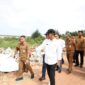 Wali Kota Batam sekaligus Kepala BP Batam, Amsakar Achmad meninjau langsung kondisi Tempat Pembuangan Sementara (TPS) Bengkong Sadai, Senin (20/10/2025). Foto: INIKEPRI.COM
