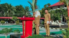 Bupati Natuna Cen Sui Lan memimpin Apel Satuan Keamanan Lingkungan (Satkamling) di Lapangan Bhayangkara Polres Natuna, Senin (20/10/2025). Foto: INIKEPRI.COM/NatunaKab 