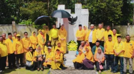 Di bawah semangat Beringin yang kokoh, jajaran Partai Golkar Natuna bersama Bupati Natuna Cen Sui Lan melaksanakan ziarah dan tabur bunga di Taman Makam Pahlawan Ranai, memperingati HUT ke-61 Golkar sebagai wujud penghormatan kepada para pejuang bangsa. Foto: Istimewa 