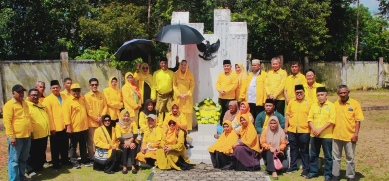 Di bawah semangat Beringin yang kokoh, jajaran Partai Golkar Natuna bersama Bupati Natuna Cen Sui Lan melaksanakan ziarah dan tabur bunga di Taman Makam Pahlawan Ranai, memperingati HUT ke-61 Golkar sebagai wujud penghormatan kepada para pejuang bangsa. Foto: Istimewa 