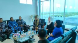 Bupati Natuna Cen Sui Lan bersama jajaran Pemerintah Kabupaten Natuna menyambut kedatangan Komandan Pangkodaeral IV Batam beserta rombongan di ruang VIP Lanud Raden Sadjad, Ranai, Selasa (21/10/2025). Foto: INIKEPRI.COM/NatunaKab