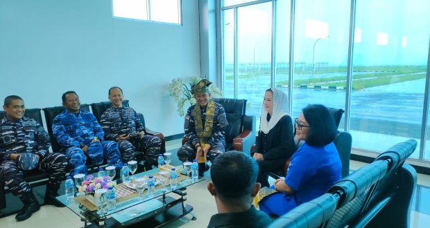 Bupati Natuna Cen Sui Lan bersama jajaran Pemerintah Kabupaten Natuna menyambut kedatangan Komandan Pangkodaeral IV Batam beserta rombongan di ruang VIP Lanud Raden Sadjad, Ranai, Selasa (21/10/2025). Foto: INIKEPRI.COM/NatunaKab