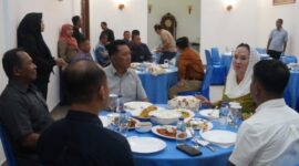 Bupati Natuna Cen Sui Lan menjamu Komandan Komando Daerah Angkatan Laut (Kodaeral) IV Batam – Kepulauan Riau beserta rombongan dalam acara makan malam bersama. Foto: INIKEPRI.COM/NatunaKab 