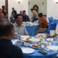 Bupati Natuna Cen Sui Lan menjamu Komandan Komando Daerah Angkatan Laut (Kodaeral) IV Batam – Kepulauan Riau beserta rombongan dalam acara makan malam bersama. Foto: INIKEPRI.COM/NatunaKab 