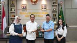 Kepala BP Batam, Amsakar Achmad bersama Wakil Kepala BP Batam, Li Claudia Chandra melaksanakan kunjungan silaturahmi dan koordinasi kepada Kejaksaan Tinggi Negeri Kepri, Selasa (21/10/2025). Foto: INIKEPRI.COM/BP Batam 