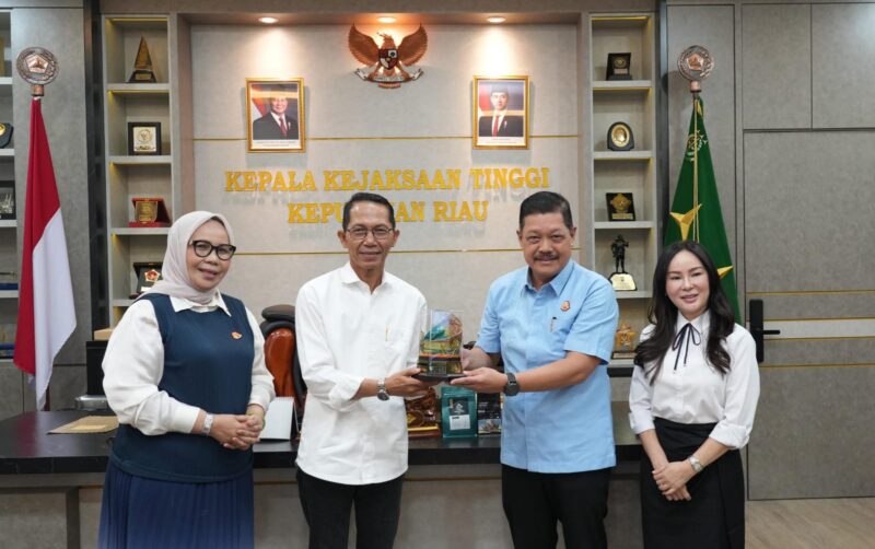 Kepala BP Batam, Amsakar Achmad bersama Wakil Kepala BP Batam, Li Claudia Chandra melaksanakan kunjungan silaturahmi dan koordinasi kepada Kejaksaan Tinggi Negeri Kepri, Selasa (21/10/2025). Foto: INIKEPRI.COM/BP Batam 