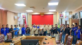 Bupati Natuna Cen Sui Lan berfoto bersama jajaran Persatuan Wartawan Indonesia (PWI) Provinsi Kepulauan Riau dan PWI Kabupaten Natuna usai pertemuan silaturahmi di Gedung Daerah Kabupaten Natuna, Rabu (22/10/2025). Pertemuan tersebut membahas penguatan sinergi antara pemerintah daerah dan insan pers dalam mendorong pembangunan di wilayah perbatasan. Foto: INIKEPRI.COM