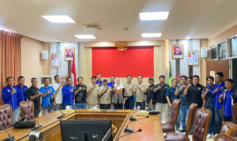 Bupati Natuna Cen Sui Lan berfoto bersama jajaran Persatuan Wartawan Indonesia (PWI) Provinsi Kepulauan Riau dan PWI Kabupaten Natuna usai pertemuan silaturahmi di Gedung Daerah Kabupaten Natuna, Rabu (22/10/2025). Pertemuan tersebut membahas penguatan sinergi antara pemerintah daerah dan insan pers dalam mendorong pembangunan di wilayah perbatasan. Foto: INIKEPRI.COM