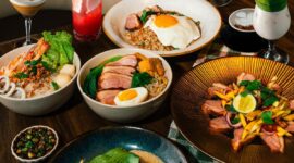 Ragam hidangan khas Nusantara dalam promo kuliner “Embrace The Local Flavor” di ARTOTEL Batam, menampilkan perpaduan antara tradisi dan inovasi. Beberapa menu andalan yang disajikan antara lain Nasi Goreng Bebek Asap, Mie Bebek Kari, Salad Bebek Mangga Muda, Bihun Kuah Seafood, serta dessert Kue Jongkong Sauce Nangka dan minuman khas seperti Cendol Cocktail dan Es Kuwut Bali.
Setiap sajian menggambarkan harmoni cita rasa lokal dengan sentuhan modern khas ARTOTEL Batam. Foto: INIKEPRI.COM