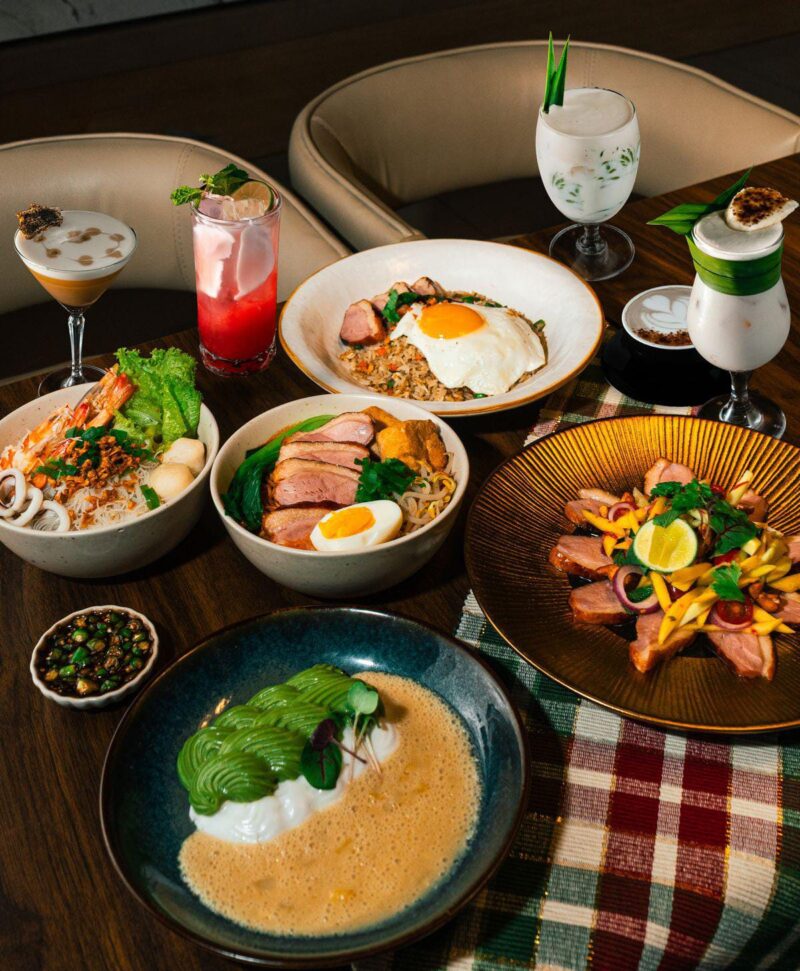 Ragam hidangan khas Nusantara dalam promo kuliner “Embrace The Local Flavor” di ARTOTEL Batam, menampilkan perpaduan antara tradisi dan inovasi. Beberapa menu andalan yang disajikan antara lain Nasi Goreng Bebek Asap, Mie Bebek Kari, Salad Bebek Mangga Muda, Bihun Kuah Seafood, serta dessert Kue Jongkong Sauce Nangka dan minuman khas seperti Cendol Cocktail dan Es Kuwut Bali.
Setiap sajian menggambarkan harmoni cita rasa lokal dengan sentuhan modern khas ARTOTEL Batam. Foto: INIKEPRI.COM