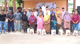 Ketua DPRD Provinsi Kepulauan Riau sekaligus Ketua DPD Partai Gerindra Kepri, Iman Sutiawan, berfoto bersama warga usai menyerahkan bantuan sembako dalam kunjungan reses di Kecamatan Bulang, Kota Batam. Kegiatan ini sekaligus menjadi ajang menyerap aspirasi masyarakat terkait pembangunan jembatan penghubung antar pulau dan ketersediaan listrik 24 jam. Foto: INIKEPRI.COM