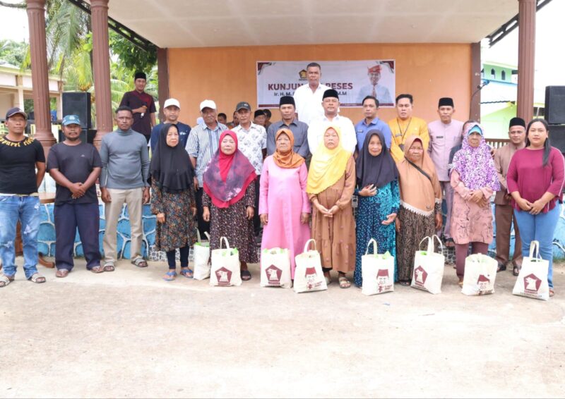 Ketua DPRD Provinsi Kepulauan Riau sekaligus Ketua DPD Partai Gerindra Kepri, Iman Sutiawan, berfoto bersama warga usai menyerahkan bantuan sembako dalam kunjungan reses di Kecamatan Bulang, Kota Batam. Kegiatan ini sekaligus menjadi ajang menyerap aspirasi masyarakat terkait pembangunan jembatan penghubung antar pulau dan ketersediaan listrik 24 jam. Foto: INIKEPRI.COM