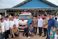 Ketua DPRD Kepri Iman Sutiawan bersama Anggota DPRD Kepri Andi S. Muktar, Anggota DPRD Batam Rudi, serta tokoh masyarakat berfoto bersama usai penyerahan satu unit ambulans untuk Yayasan Miftahul Jannah di Perumahan Taman Pesona Indah, Batu Aji, Batam, Minggu (26/10/2025). Foto: INIKEPRI.COM
