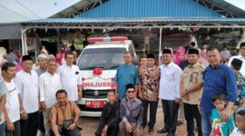 Ketua DPRD Kepri Iman Sutiawan bersama Anggota DPRD Kepri Andi S. Muktar, Anggota DPRD Batam Rudi, serta tokoh masyarakat berfoto bersama usai penyerahan satu unit ambulans untuk Yayasan Miftahul Jannah di Perumahan Taman Pesona Indah, Batu Aji, Batam, Minggu (26/10/2025). Foto: INIKEPRI.COM