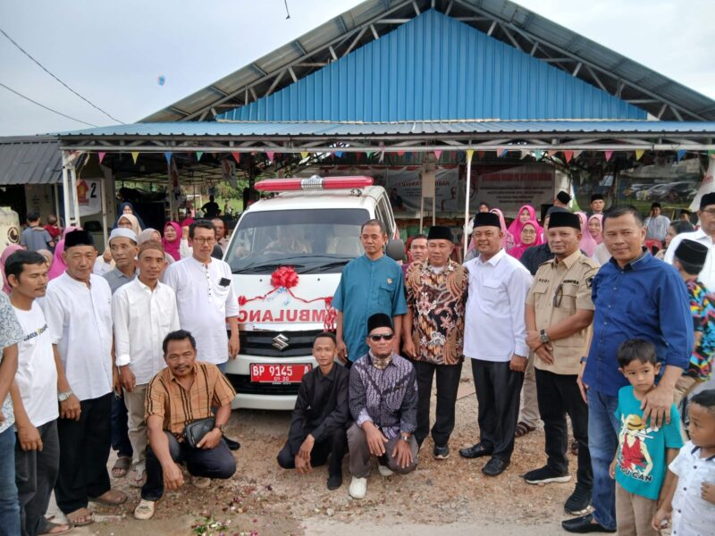 Ketua DPRD Kepri Iman Sutiawan bersama Anggota DPRD Kepri Andi S. Muktar, Anggota DPRD Batam Rudi, serta tokoh masyarakat berfoto bersama usai penyerahan satu unit ambulans untuk Yayasan Miftahul Jannah di Perumahan Taman Pesona Indah, Batu Aji, Batam, Minggu (26/10/2025). Foto: INIKEPRI.COM