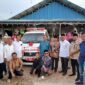 Ketua DPRD Kepri Iman Sutiawan bersama Anggota DPRD Kepri Andi S. Muktar, Anggota DPRD Batam Rudi, serta tokoh masyarakat berfoto bersama usai penyerahan satu unit ambulans untuk Yayasan Miftahul Jannah di Perumahan Taman Pesona Indah, Batu Aji, Batam, Minggu (26/10/2025). Foto: INIKEPRI.COM