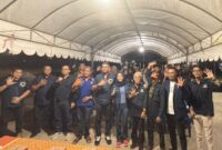 Para pengurus dan kader Partai NasDem Kota Batam berfoto bersama usai kegiatan roadshow HUT ke-14 Partai NasDem di Bengkong Sadai, Minggu (26/10/2025) malam. Foto: INIKEPRI.COM