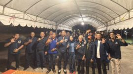 Para pengurus dan kader Partai NasDem Kota Batam berfoto bersama usai kegiatan roadshow HUT ke-14 Partai NasDem di Bengkong Sadai, Minggu (26/10/2025) malam. Foto: INIKEPRI.COM