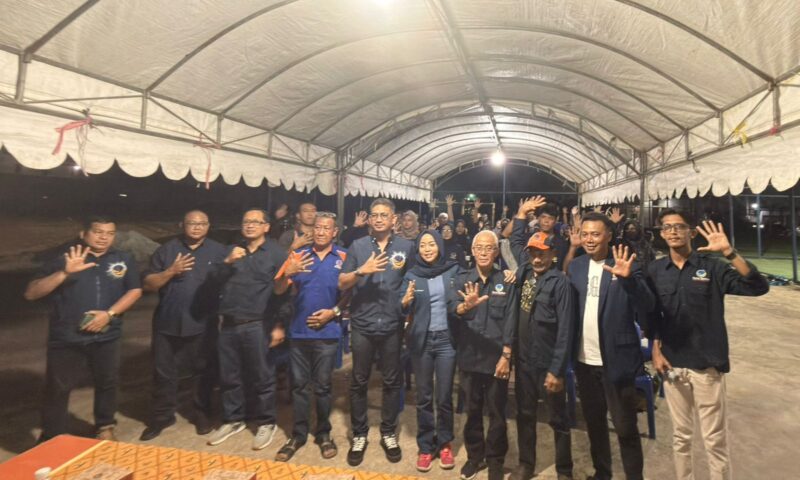 Para pengurus dan kader Partai NasDem Kota Batam berfoto bersama usai kegiatan roadshow HUT ke-14 Partai NasDem di Bengkong Sadai, Minggu (26/10/2025) malam. Foto: INIKEPRI.COM