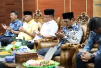 Ketua DPRD Kota Batam, Muhammad Kamaluddin (batik biru), bersama Wakil Ketua I DPRD Kota Batam, Aweng Kurniawan (kemeja putih), Anggota DPRD Kota Batam Fraksi Golkar, Yunus Muda (kemeja kuning), dan Anggota DPRD Kota Batam Fraksi NasDem, Yefri (kemeja biru), tampak khusyuk memanjatkan doa syukur dalam peringatan hari ulang tahun ke-48 Kamaluddin di ruang kerjanya, Senin (28/10/2025). Foto: INIKEPRI.COM