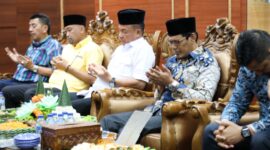 Ketua DPRD Kota Batam, Muhammad Kamaluddin (batik biru), bersama Wakil Ketua I DPRD Kota Batam, Aweng Kurniawan (kemeja putih), Anggota DPRD Kota Batam Fraksi Golkar, Yunus Muda (kemeja kuning), dan Anggota DPRD Kota Batam Fraksi NasDem, Yefri (kemeja biru), tampak khusyuk memanjatkan doa syukur dalam peringatan hari ulang tahun ke-48 Kamaluddin di ruang kerjanya, Senin (28/10/2025). Foto: INIKEPRI.COM