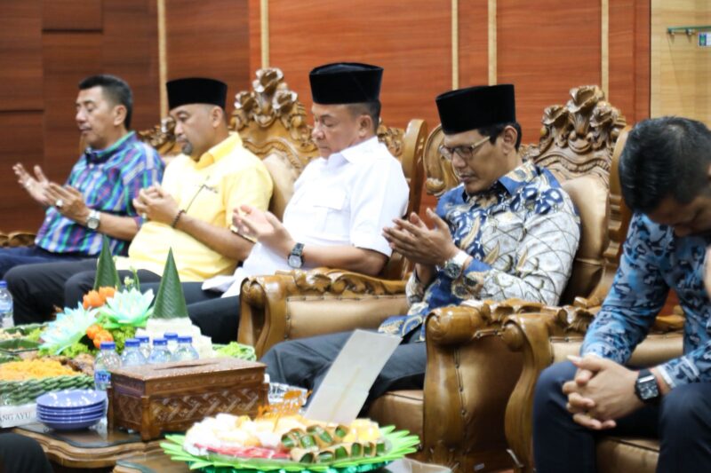 Ketua DPRD Kota Batam, Muhammad Kamaluddin (batik biru), bersama Wakil Ketua I DPRD Kota Batam, Aweng Kurniawan (kemeja putih), Anggota DPRD Kota Batam Fraksi Golkar, Yunus Muda (kemeja kuning), dan Anggota DPRD Kota Batam Fraksi NasDem, Yefri (kemeja biru), tampak khusyuk memanjatkan doa syukur dalam peringatan hari ulang tahun ke-48 Kamaluddin di ruang kerjanya, Senin (28/10/2025). Foto: INIKEPRI.COM