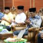 Ketua DPRD Kota Batam, Muhammad Kamaluddin (batik biru), bersama Wakil Ketua I DPRD Kota Batam, Aweng Kurniawan (kemeja putih), Anggota DPRD Kota Batam Fraksi Golkar, Yunus Muda (kemeja kuning), dan Anggota DPRD Kota Batam Fraksi NasDem, Yefri (kemeja biru), tampak khusyuk memanjatkan doa syukur dalam peringatan hari ulang tahun ke-48 Kamaluddin di ruang kerjanya, Senin (28/10/2025). Foto: INIKEPRI.COM