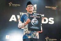 Ketua DPRD Kota Batam, Muhammad Kamaluddin, memperlihatkan penghargaan Tribun Batam Awards 2025 yang diterima oleh DPRD Kota Batam sebagai Lembaga Paling Aspiratif, Responsif, Transparan, dan Informatif di Kota Batam Tahun 2025. Foto: INIKEPRI.COM