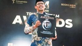 Ketua DPRD Kota Batam, Muhammad Kamaluddin, memperlihatkan penghargaan Tribun Batam Awards 2025 yang diterima oleh DPRD Kota Batam sebagai Lembaga Paling Aspiratif, Responsif, Transparan, dan Informatif di Kota Batam Tahun 2025. Foto: INIKEPRI.COM