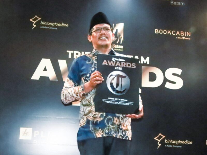 Ketua DPRD Kota Batam, Muhammad Kamaluddin, memperlihatkan penghargaan Tribun Batam Awards 2025 yang diterima oleh DPRD Kota Batam sebagai Lembaga Paling Aspiratif, Responsif, Transparan, dan Informatif di Kota Batam Tahun 2025. Foto: INIKEPRI.COM