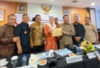 Bupati Natuna, Cen Sui Lan, bersama jajaran pemerintah daerah dan anggota Komisi V DPR RI usai menyampaikan usulan prioritas pembangunan infrastruktur wilayah perbatasan. Foto: INIKEPRI.COM/NatunaKab 