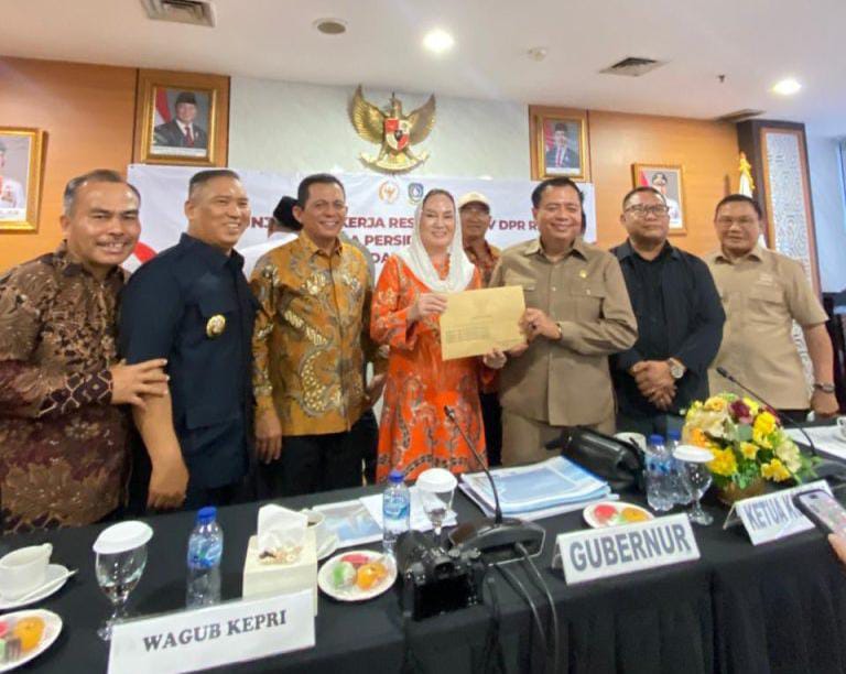 Bupati Natuna, Cen Sui Lan, bersama jajaran pemerintah daerah dan anggota Komisi V DPR RI usai menyampaikan usulan prioritas pembangunan infrastruktur wilayah perbatasan. Foto: INIKEPRI.COM/NatunaKab