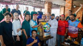 Pesepeda dari berbagai kalangan bersemangat mengikuti kegiatan “Gowes Berkah: Satu Gowesan Kecil, Sejuta Senyum Terukir”, sebuah ajang olahraga sekaligus aksi sosial yang digagas oleh Telkom Indonesia bersama Netra Data Center, Nxera, Teman Ngopi Cycle Club (TNCC), komunitas Sedekah Jumat (Sejuk) Batam, dan jurnalis se-Provinsi Kepulauan Riau (Kepri) pada Jumat (31/10/2025) pagi. Foto: INIKEPRI.COM
