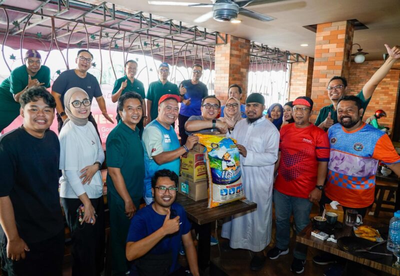 Pesepeda dari berbagai kalangan bersemangat mengikuti kegiatan “Gowes Berkah: Satu Gowesan Kecil, Sejuta Senyum Terukir”, sebuah ajang olahraga sekaligus aksi sosial yang digagas oleh Telkom Indonesia bersama Netra Data Center, Nxera, Teman Ngopi Cycle Club (TNCC), komunitas Sedekah Jumat (Sejuk) Batam, dan jurnalis se-Provinsi Kepulauan Riau (Kepri) pada Jumat (31/10/2025) pagi. Foto: INIKEPRI.COM