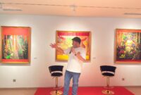Alexander Chris saat memaparkan konsep pameran tunggalnya bertajuk “Lost Boy in Wonderland” di ARTSPACE ARTOTEL Batam, Jumat (31/10/2025). Foto: INIKEPRI.COM