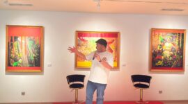Alexander Chris saat memaparkan konsep pameran tunggalnya bertajuk “Lost Boy in Wonderland” di ARTSPACE ARTOTEL Batam, Jumat (31/10/2025). Foto: INIKEPRI.COM