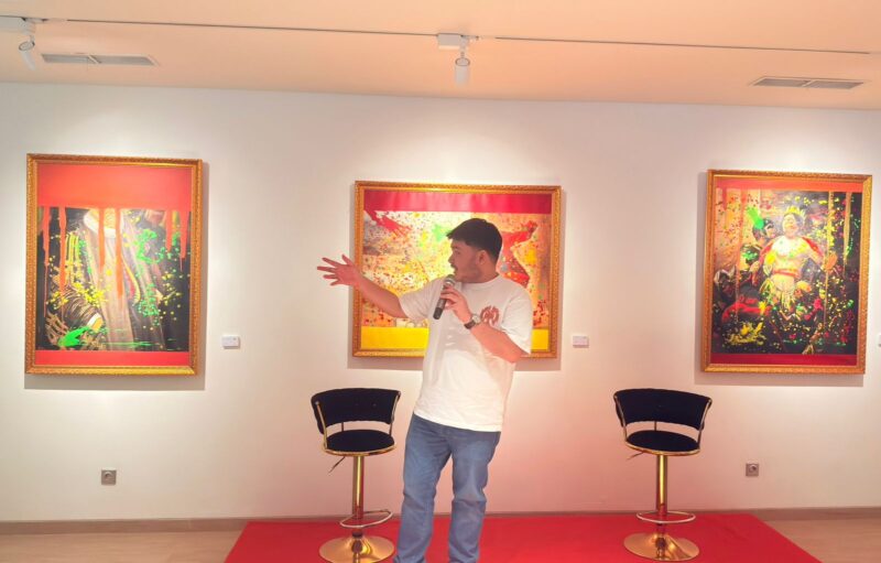 Alexander Chris saat memaparkan konsep pameran tunggalnya bertajuk “Lost Boy in Wonderland” di ARTSPACE ARTOTEL Batam, Jumat (31/10/2025). Foto: INIKEPRI.COM