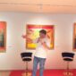 Alexander Chris saat memaparkan konsep pameran tunggalnya bertajuk “Lost Boy in Wonderland” di ARTSPACE ARTOTEL Batam, Jumat (31/10/2025). Foto: INIKEPRI.COM